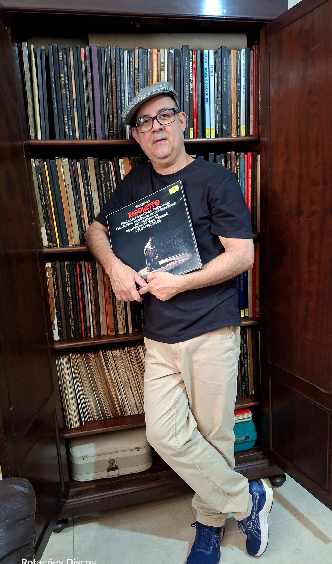 Alê Marcon diante de sua estante de discos